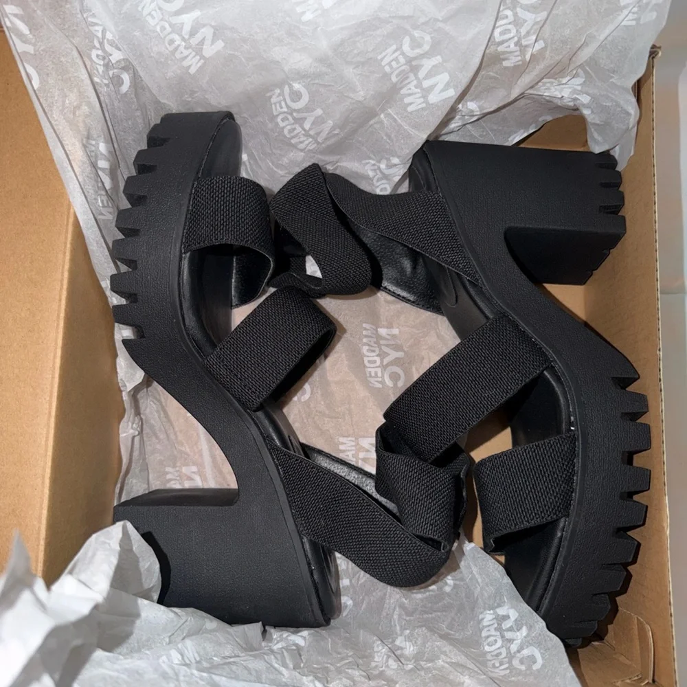 Steve Madden Black Chunky Heel Sandals - Picture 6 of 9